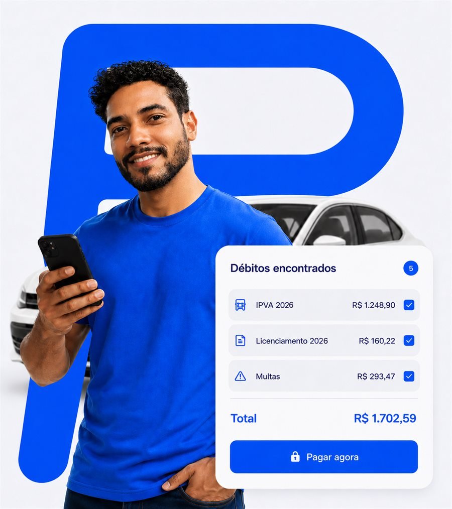Homem sorrindo com o celular na mão, diante de um carro branco e do "P" da marca, ao lado de um resumo de débitos encontrados: IPVA, licenciamento e multas somando R$ 1.702,59.